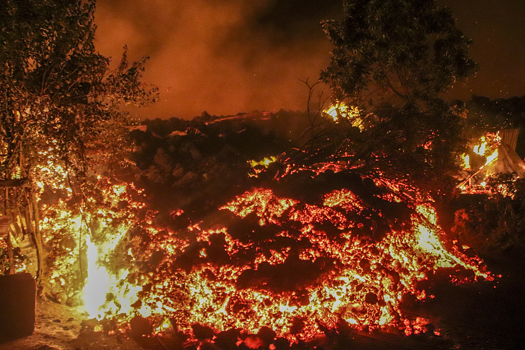 刚果（金AG九游会）火山恐再次爆发 40万人大撤离：带着床垫徒步走(图1)