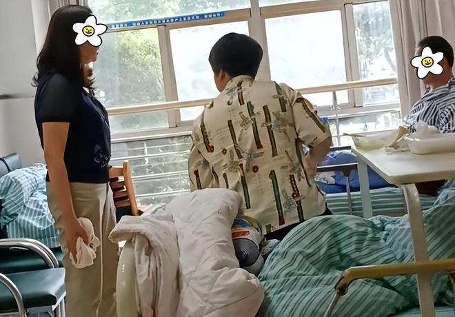 男子卧病在床妻子挪不动床垫男子发脾气把饭菜泼妻子一身(图5)